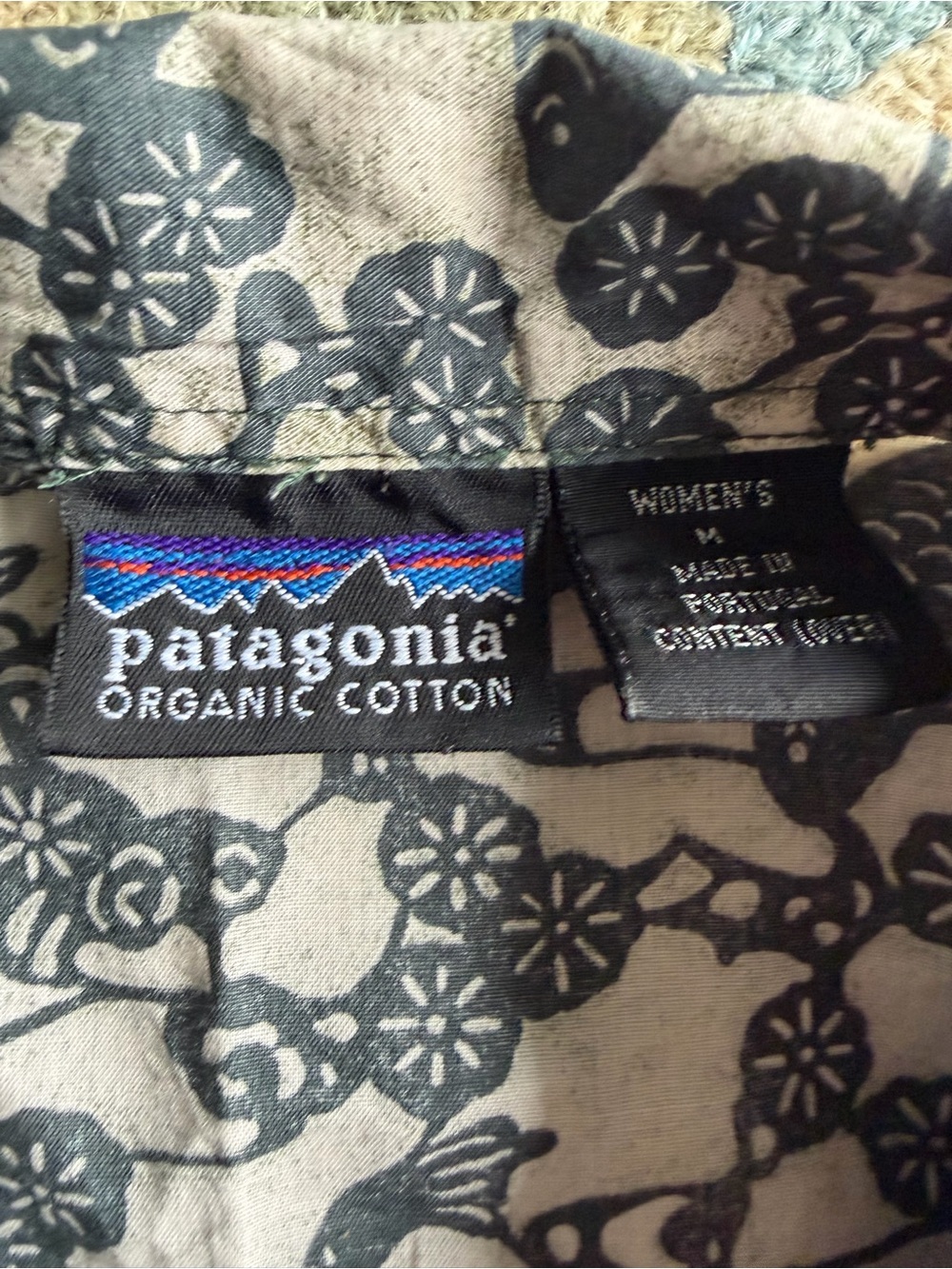 Patagonia women’s vintage Short-Sleeve Button-Down blue & White koi fish size m - Picture 2 of 3